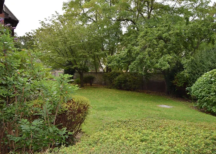 Spacious Flat With Free Parking In Croydon