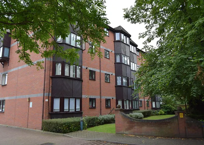 Spacious Flat With Free Parking In Croydon