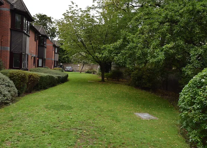 Spacious Flat With Free Parking In Croydon
