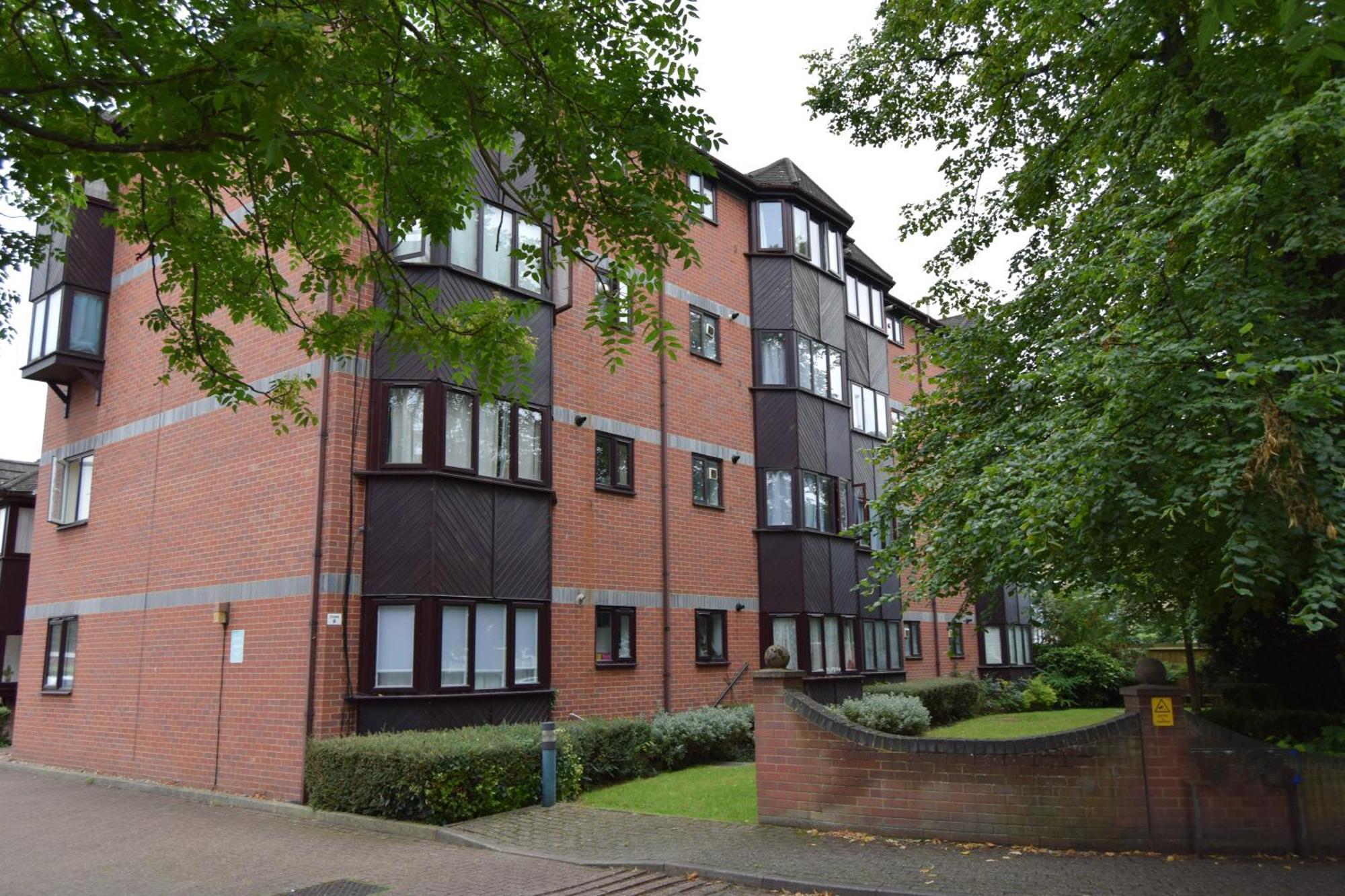 Spacious Flat With Free Parking In