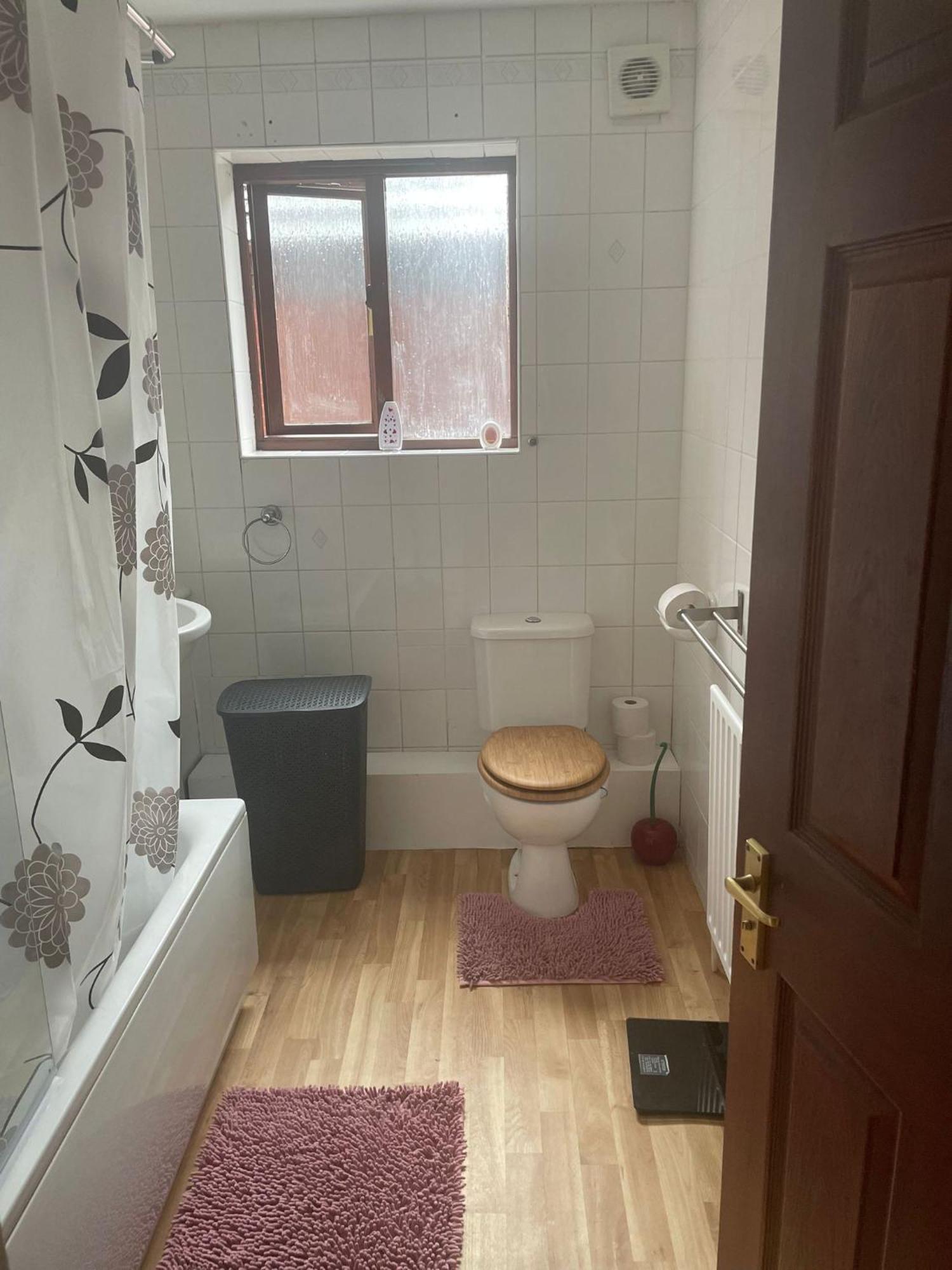 Apartment Spacious Flat With Free Parking In Croydon