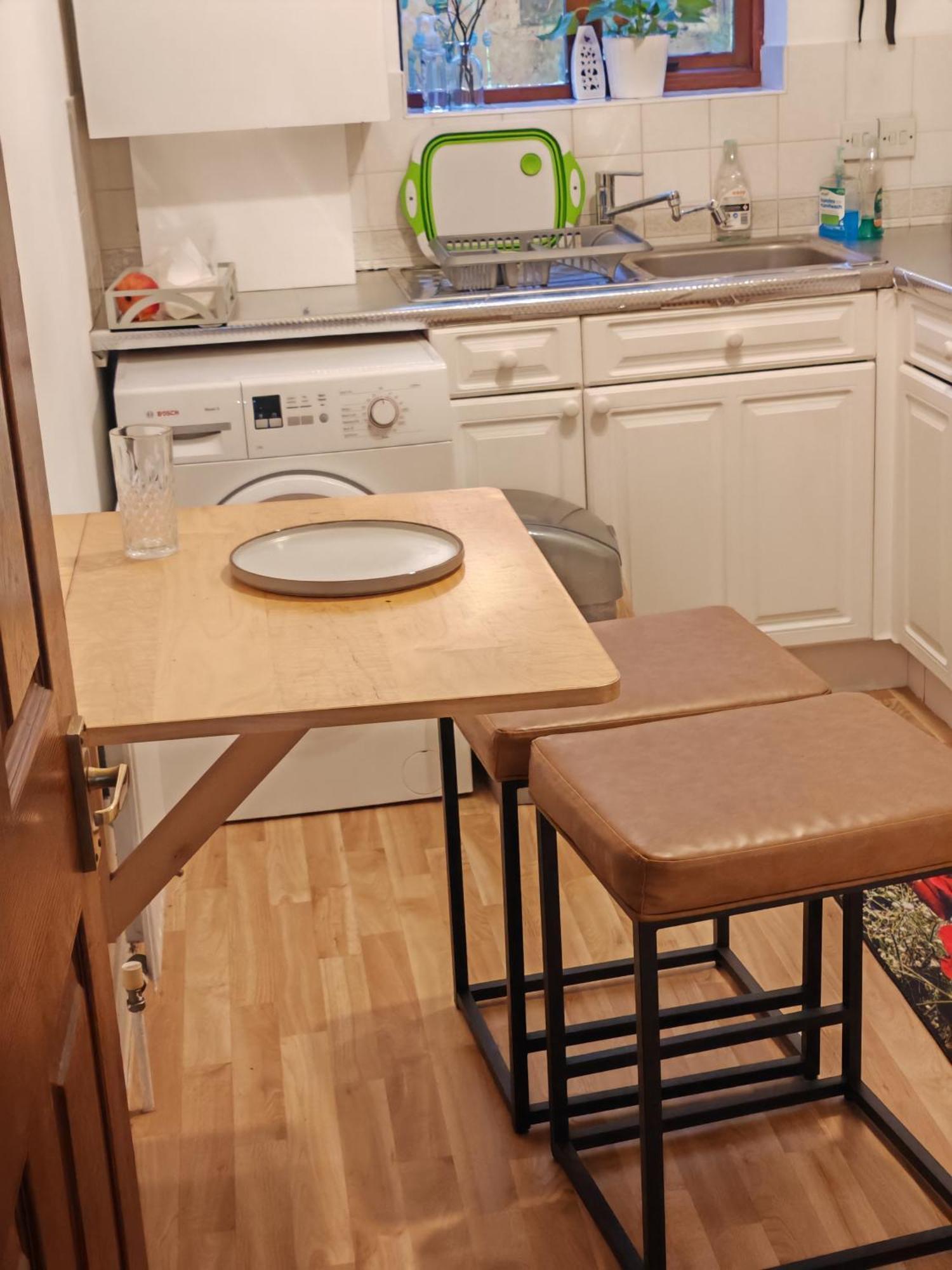 Apartment Spacious Flat With Free Parking In