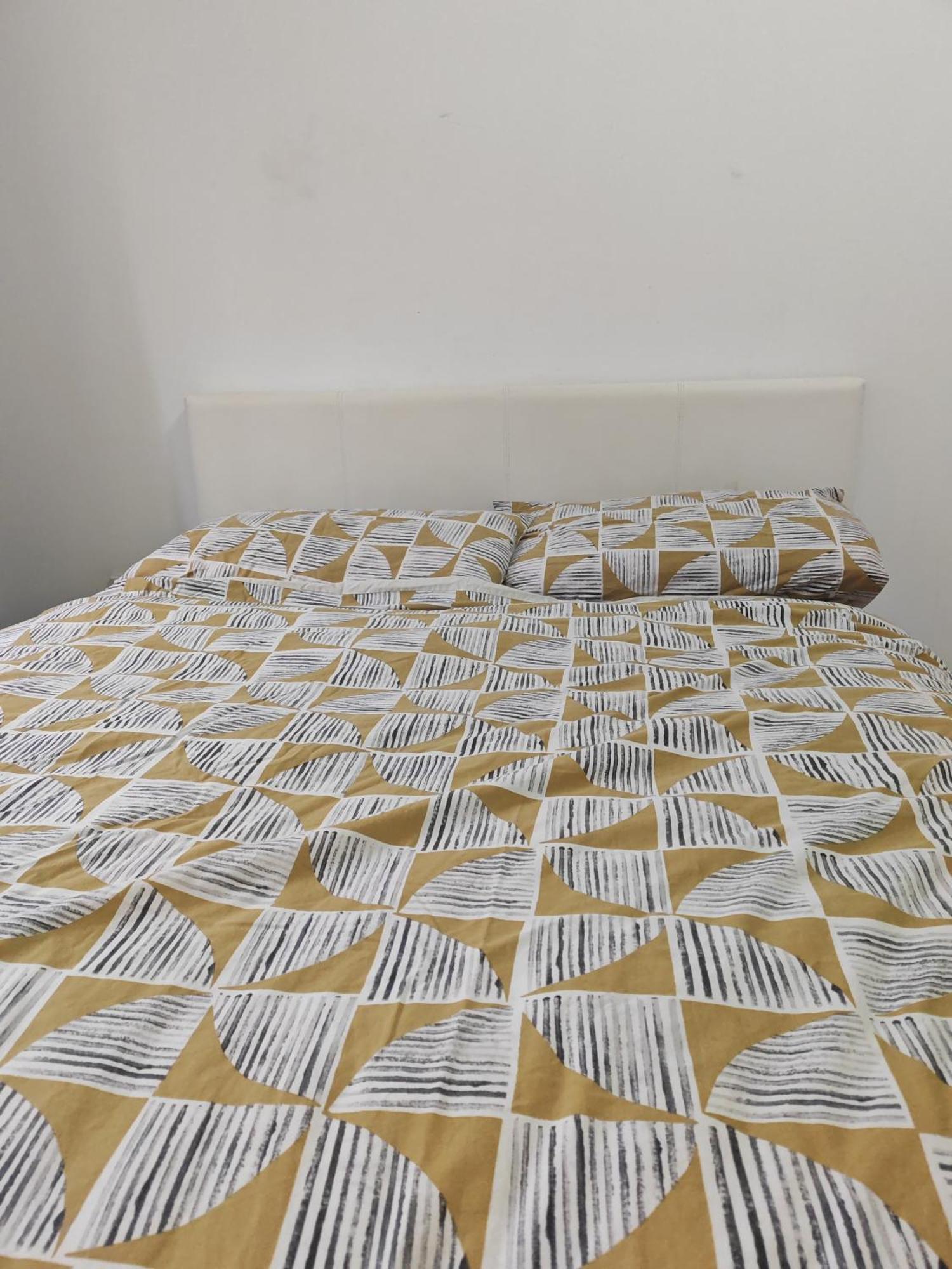Spacious Flat With Free Parking In Apartment