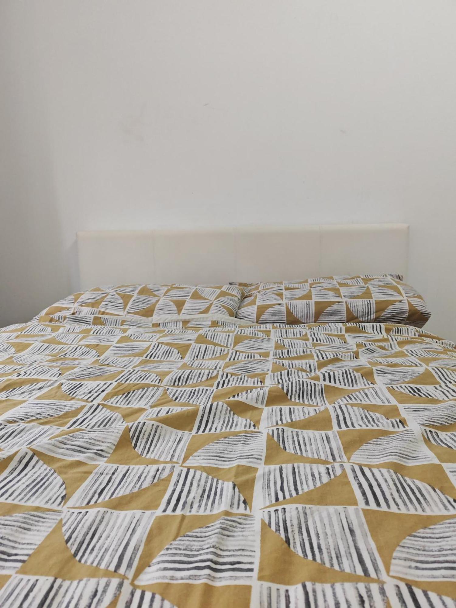 Spacious Flat With Free Parking In