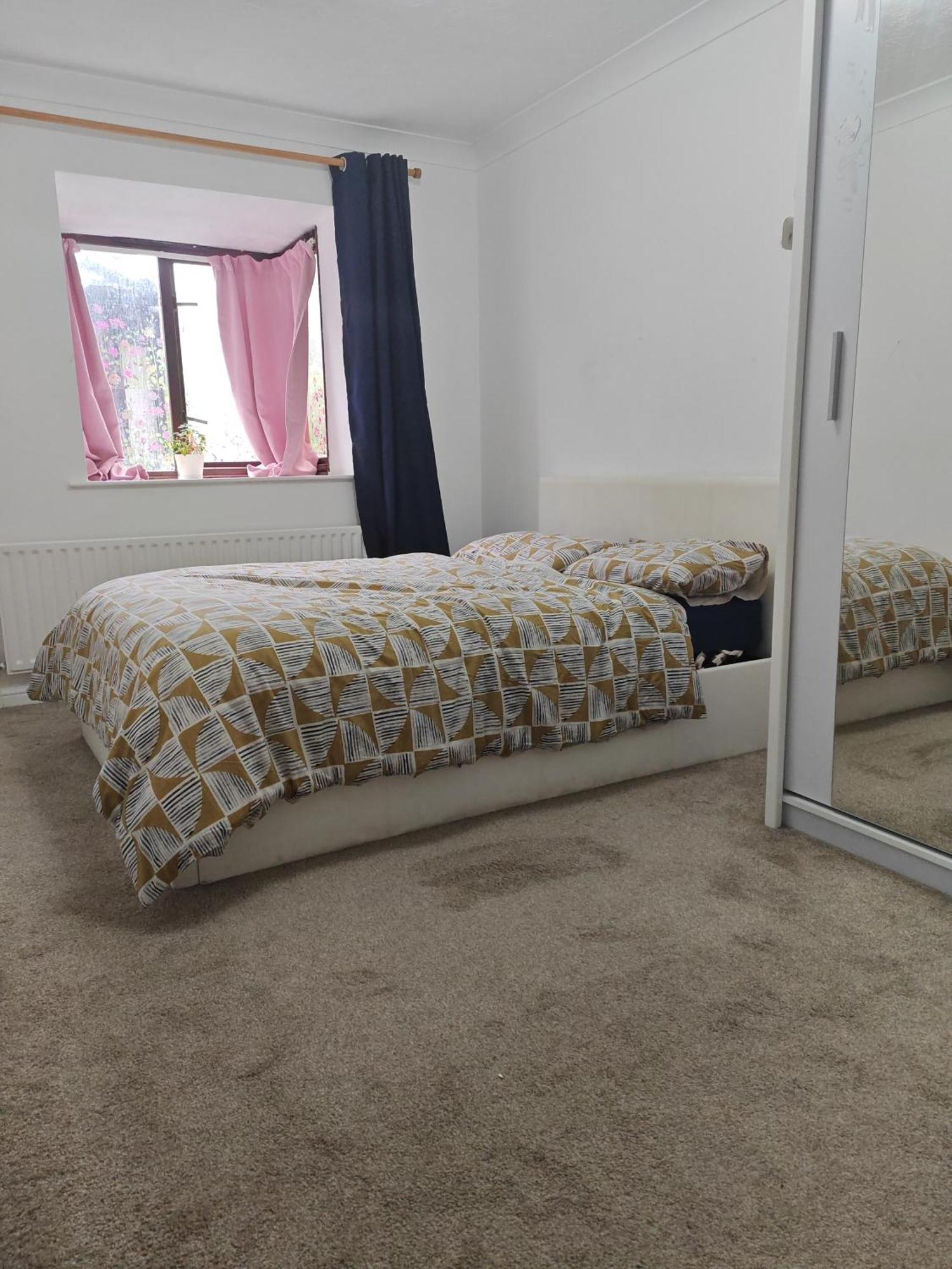 Spacious Flat With Free Parking In