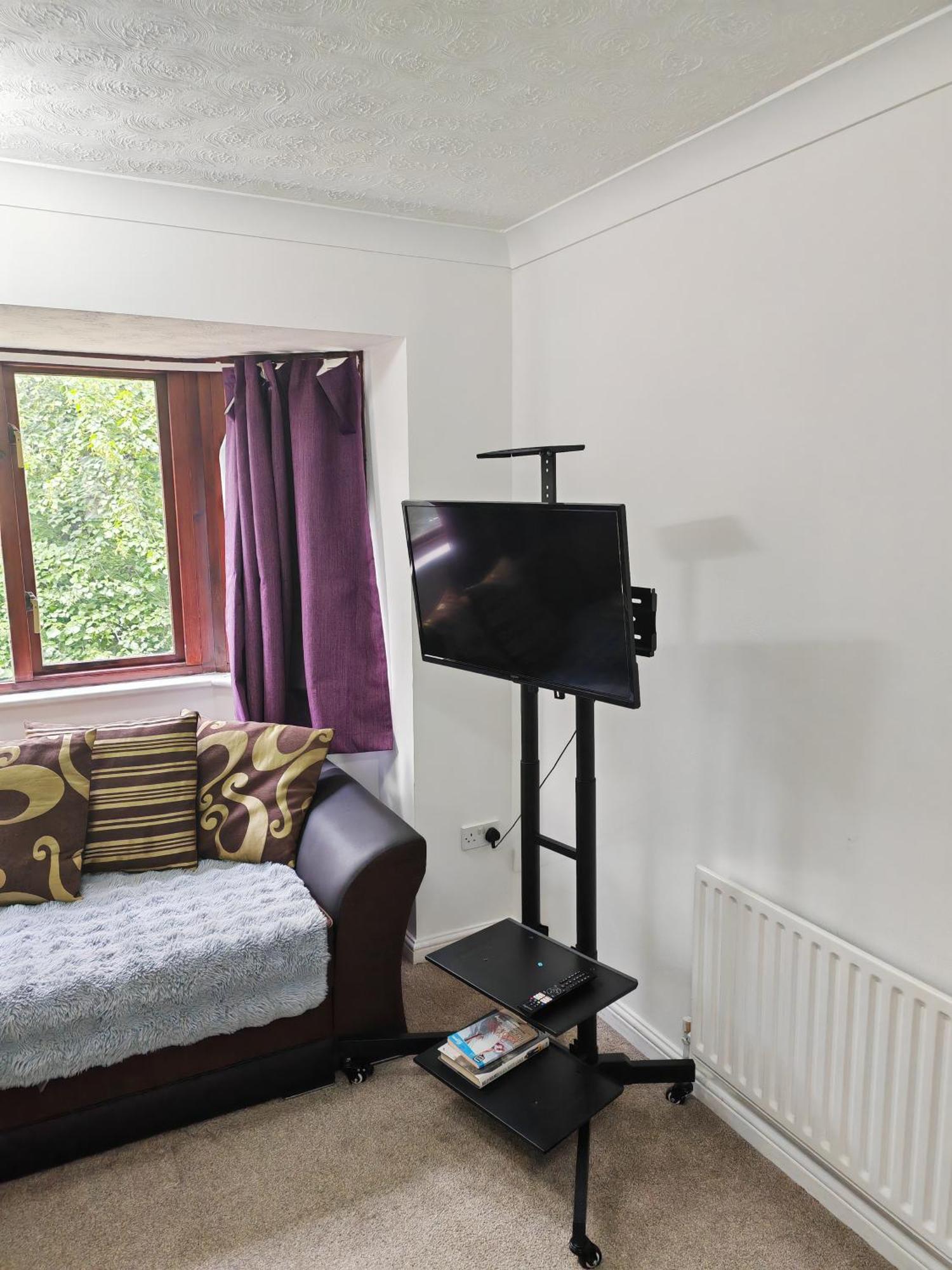 Spacious Flat With Free Parking In * Croydon