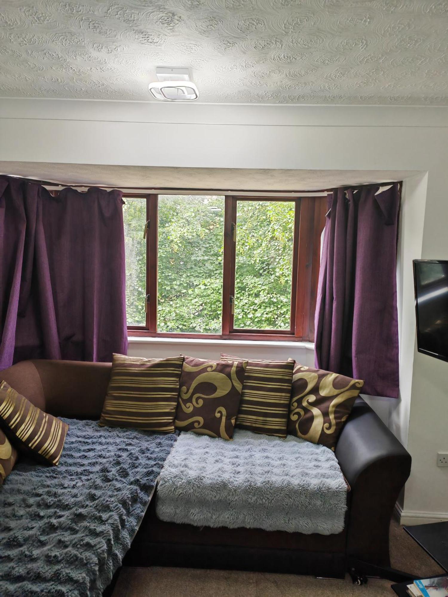 Spacious Flat With Free Parking In