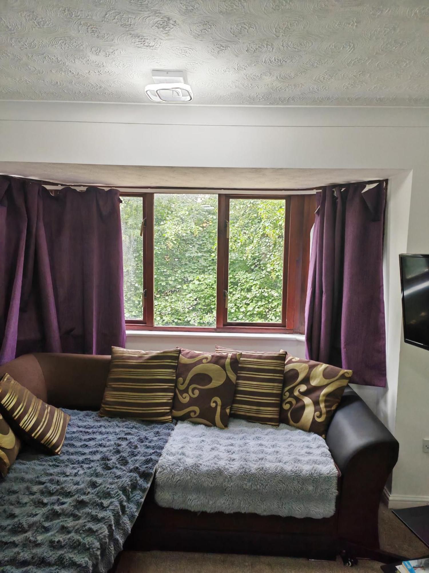 Apartment Spacious Flat With Free Parking In